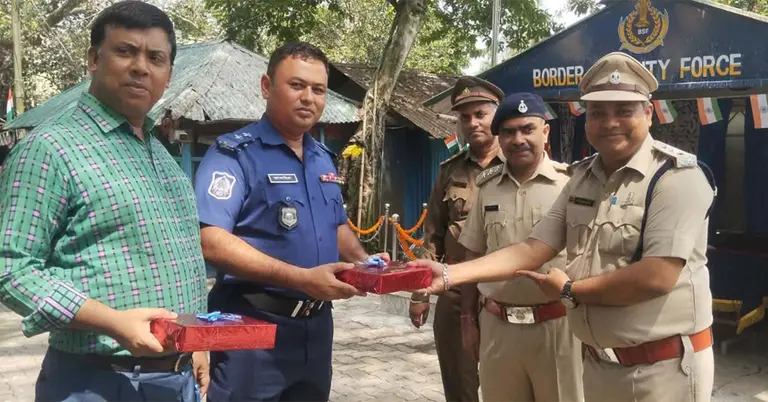 হিলি সীমান্তে মিষ্টি দিয়ে শুভেচ্ছা বিনিময়